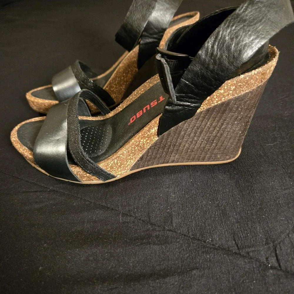 Tsubo Sandals Womens Size 8 Black Leather Strappy Ankle Strap Wedge Heel Comfort